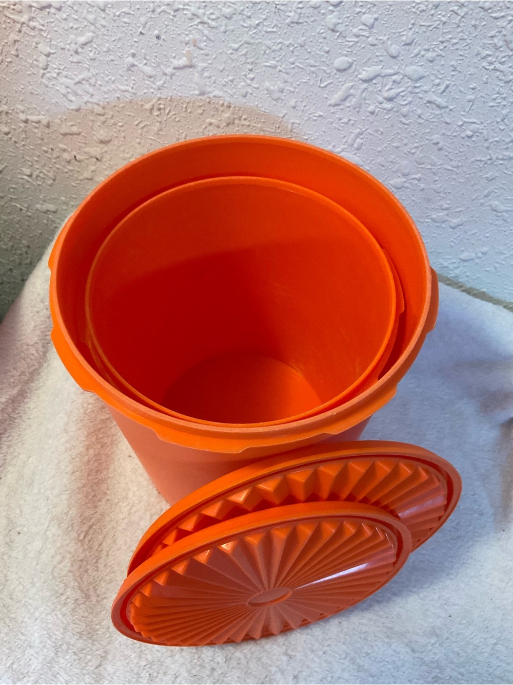Tupperware: 2 Container Set with Lids 807-13 & 805-5 - Picture 8 of 8